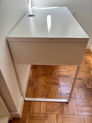 Escritorio IKEA blanco con cajón