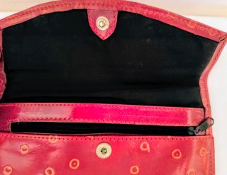 Cartera/ billetera de cuero con gatos y círculos.