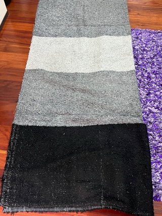 Alfombra de tela gris y negra
