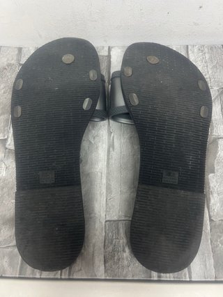 Chanclas Havaianas negras y plateadas