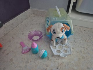 Peluche perro con transportín y accesorios + otro