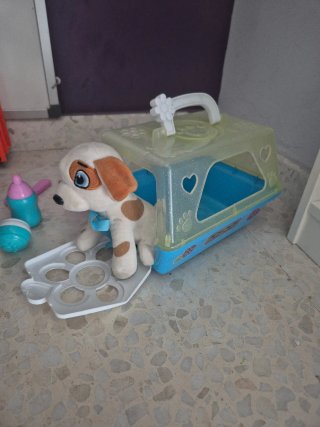 Peluche perro con transportín y accesorios + otro