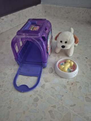Peluche perro con transportín y accesorios + otro