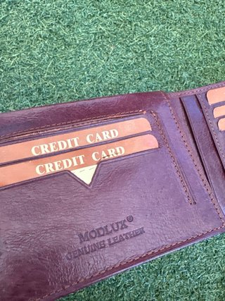 Cartera de piel marrón con logo