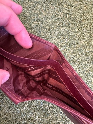 Cartera de piel marrón con logo