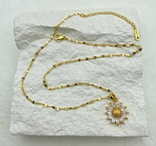 Collar Girasol Circonitas Baño Oro.