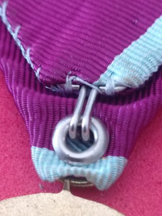 Medalha com fita roxa e azul da Ordem de Malta