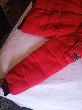 Chaquetón rojo siksilk con capucha y pelo