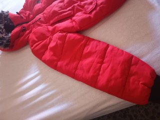 Chaquetón rojo siksilk con capucha y pelo