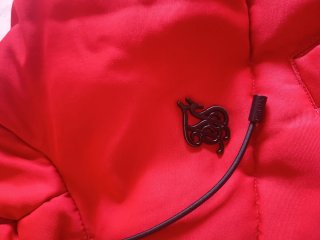Chaquetón rojo siksilk con capucha y pelo