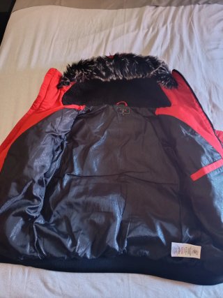 Chaquetón rojo siksilk con capucha y pelo