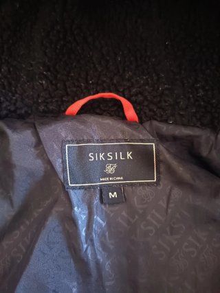 Chaquetón rojo siksilk con capucha y pelo