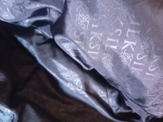Chaquetón rojo siksilk con capucha y pelo