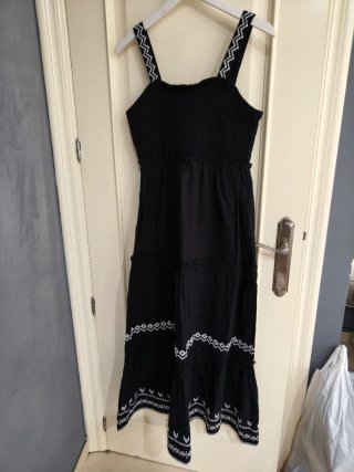 Vestido negro de verano con bordados