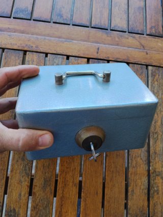 Caja antigua de caudales con llave