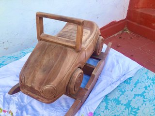 Coche balancín madera tallado a mano