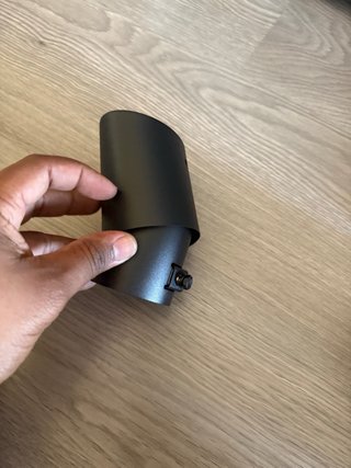 Cola de escape negra