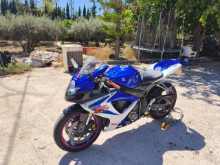 Suzuki GSXR 600 Sportbike Azul y Blanca