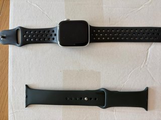 Apple Watch SE 44mm Argento/Nero con due cinturini