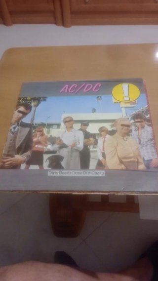 Se venden discos de vinilo de grupos.
