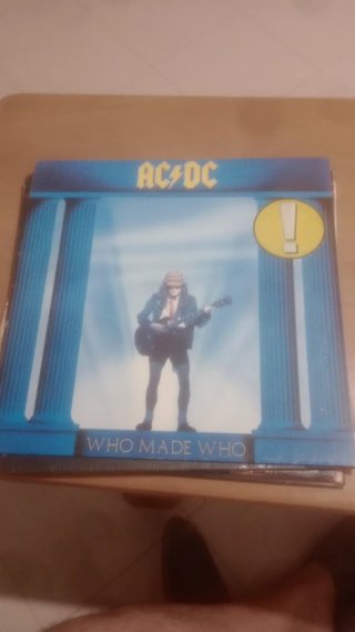 Se venden discos de vinilo de grupos.