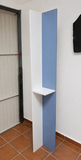 Estantería azul y blanca