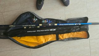 4 Cañas de Pesca con Funda,3 soportes y las fundas