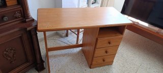 Escritorio de madera con cajones