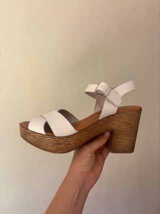 Sandalias de tacón blancas