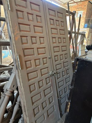 Puerta antigua de madera con marco