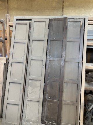 Puerta antigua de madera con marco