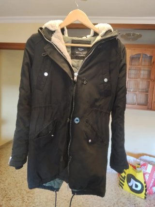 Parka negra Bershka con capucha forrada