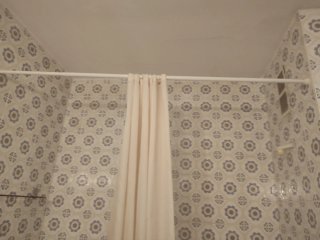 Cortina y barra de baño