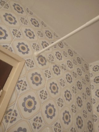 Cortina y barra de baño