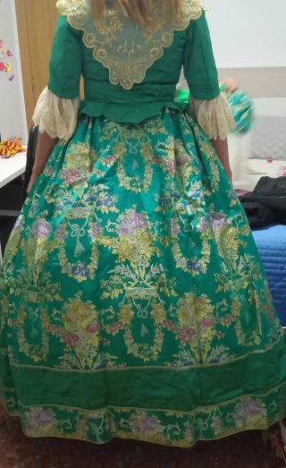 Traje de Fallera verde con bordados dorados
