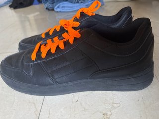 Zapatos urbanos negros con cordones naranjas