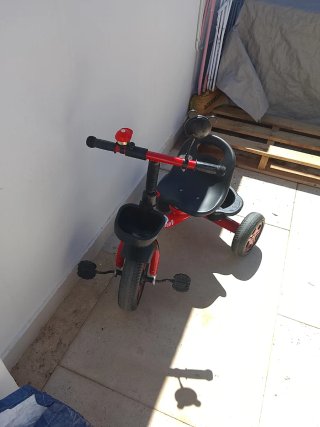 Triciclo infantil rojo y negro
