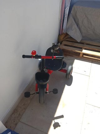 Triciclo infantil rojo y negro