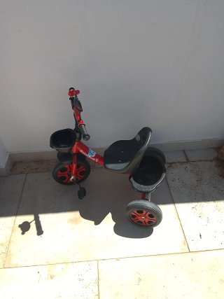Triciclo infantil rojo y negro