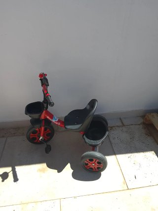 Triciclo infantil rojo y negro