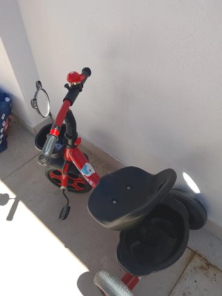 Triciclo infantil rojo y negro
