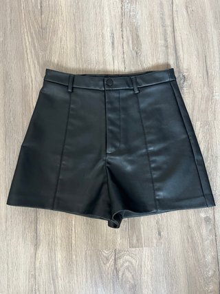 Pantalón corto cuero negro Stradivarius