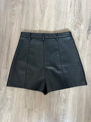 Pantalón corto cuero negro Stradivarius