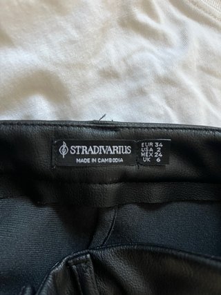 Pantalón corto cuero negro Stradivarius