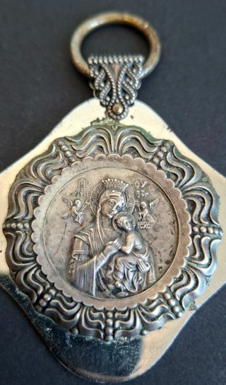 Amuleto protección de cuna plata.