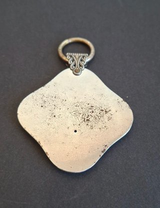 Amuleto protección de cuna plata.