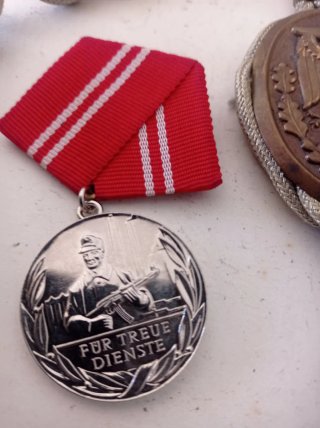 Medalha militar com cordão e águia