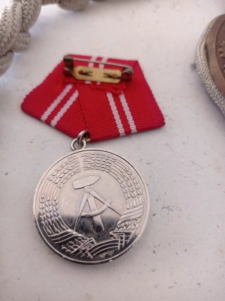 Medalha militar com cordão e águia