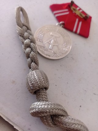 Medalha militar com cordão e águia