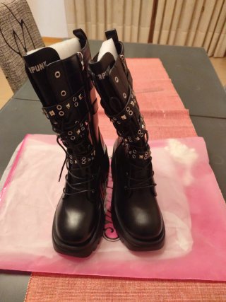 Botas de señora negras con tachuelas